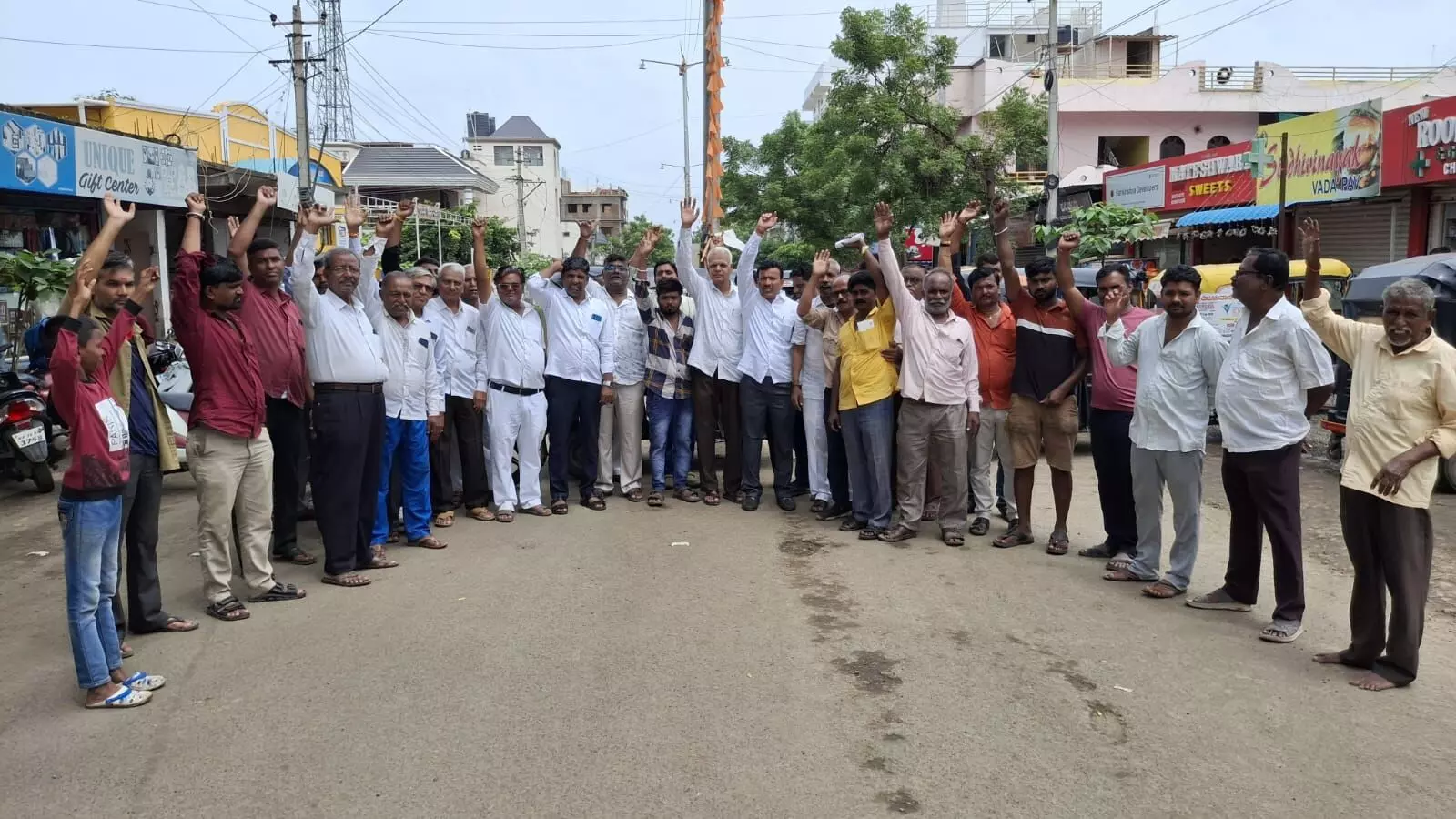 ಕಲಬುರಗಿ | ಎಂ.ಜಿ ರಸ್ತೆಯ ದುರಸ್ತಿಗೆ ಆಗ್ರಹಿಸಿ ಪ್ರತಿಭಟನೆ