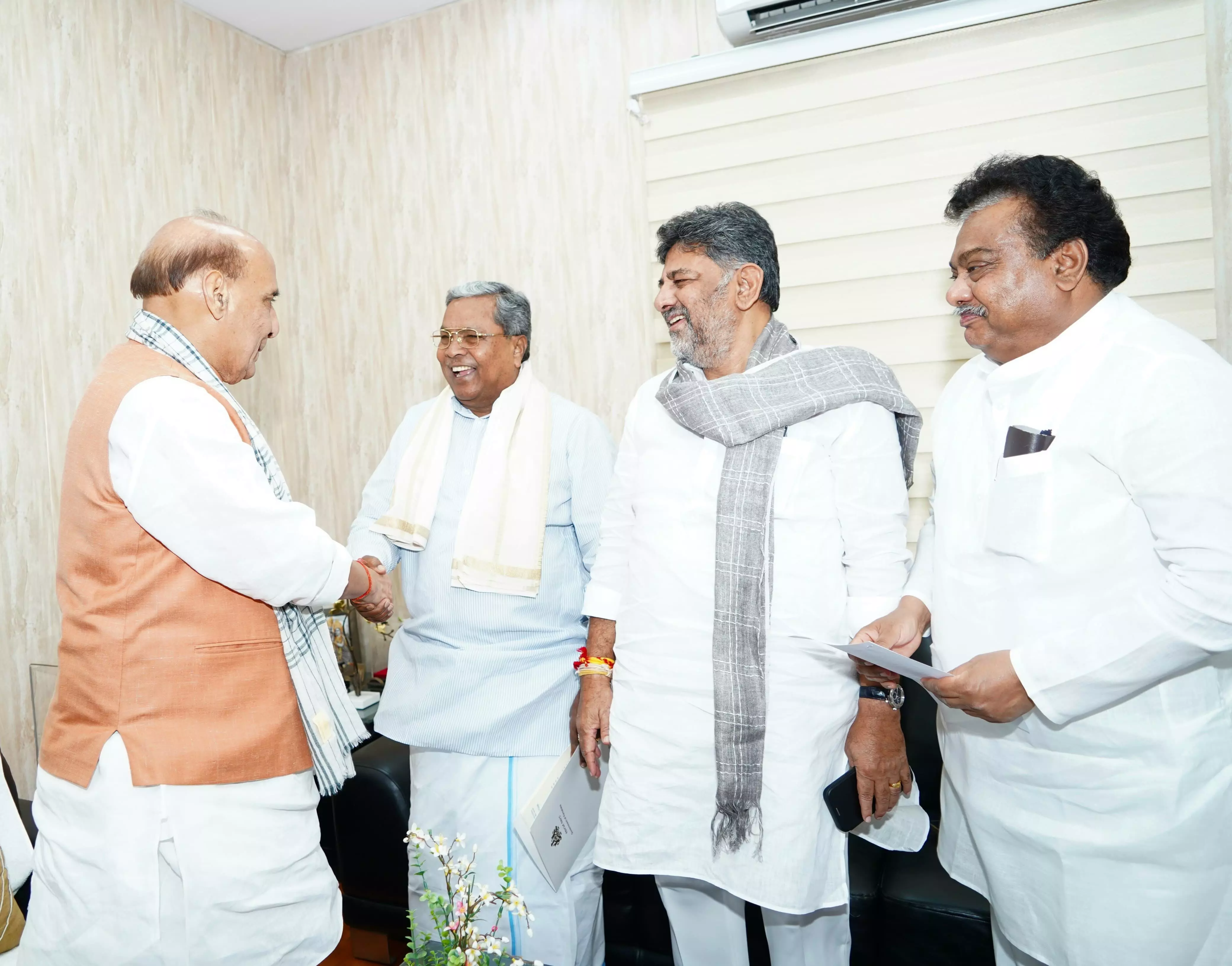 ರಕ್ಷಣಾ ರಾಜನಾಥ್ ಸಿಂಗ್ ಭೇಟಿಯಾದ ಮುಖ್ಯಮಂತ್ರಿ ಸಿದ್ದರಾಮಯ್ಯ ನೇತೃತ್ವದ ನಿಯೋಗ