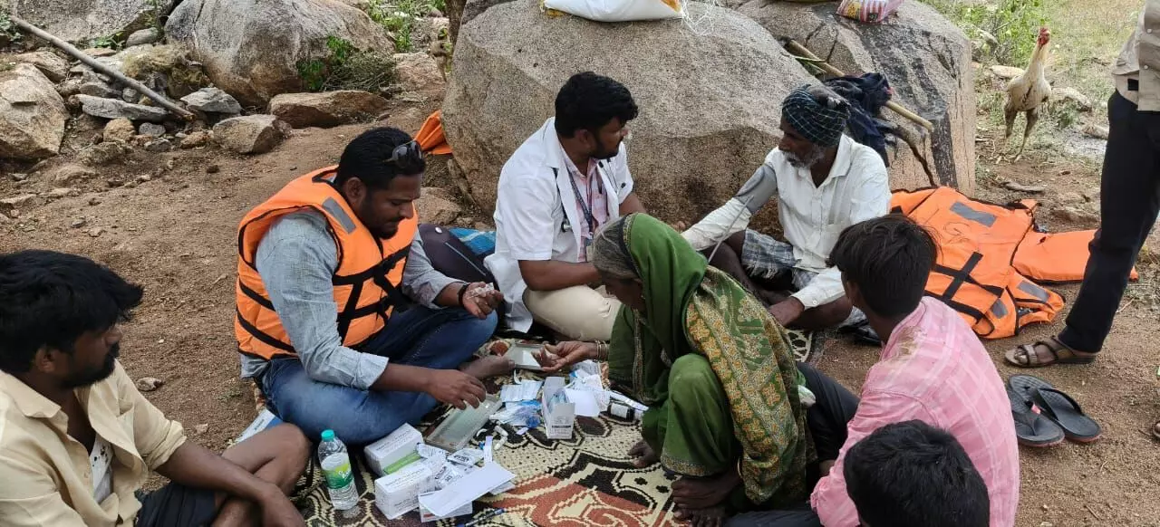 ಲಿಂಗಸುಗೂರು | ಪ್ರವಾಹ ಪೀಡಿತ ನಡುಗಡ್ಡೆಯ ಜನರಿಗೆ ತಾಲೂಕು ಆಡಳಿತದಿಂದ ಅಗತ್ಯ ವಸ್ತುಗಳು ಸರಬರಾಜು