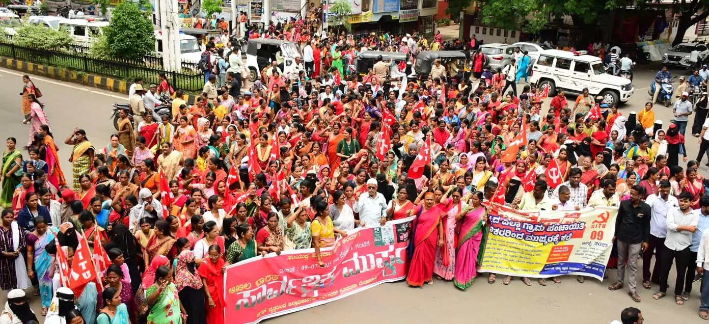 ಕಲಬುರಗಿ | ವಿವಿಧ ಬೇಡಿಕೆಗಳಿಗೆ ಆಗ್ರಹಿಸಿ ಹಲವು ಸಂಘಟನೆಗಳಿಂದ ಪ್ರತಿಭಟನೆ ಕಲಬುರಗಿ | ವಿವಿಧ ಬೇಡಿಕೆಗಳಿಗೆ ಆಗ್ರಹಿಸಿ ಹಲವು ಸಂಘಟನೆಗಳಿಂದ ಪ್ರತಿಭಟನೆ