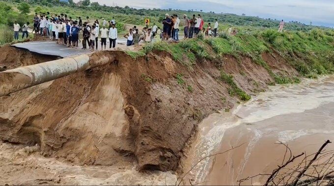 ರಾಜಸ್ಥಾನ: ಉದ್ಘಾಟನೆಗೆ ಮುನ್ನವೇ ಪ್ರವಾಹದಲ್ಲಿ ಕೊಚ್ಚಿಕೊಂಡು ಹೋದ ಹೊಸ ರಸ್ತೆ