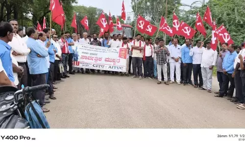 ರಾಯಚೂರು | ಅಖಿಲ ಭಾರತ ಮುಷ್ಕರಕ್ಕೆ ಬೆಂಬಲ: ಹಟ್ಟಿ ಚಿನ್ನದ ಗಣಿಯಲ್ಲಿ ಕಾರ್ಮಿಕರಿಂದ ಧರಣಿ