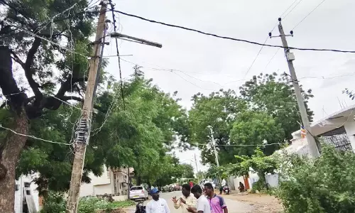 ಅಪಾಯಕ್ಕೆ ಅಹ್ವಾನ ನೀಡುತ್ತಿರುವ ಶಿಥಿಲಗೊಂಡಿರುವ ವಿದ್ಯುತ್ ಕಂಬ