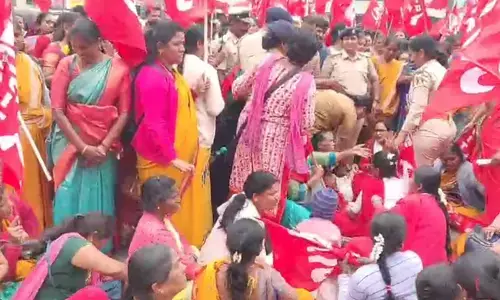 ಹಾಸನ | ಕಾರ್ಮಿಕ ಸಂಘಟನೆಗಳ ರಾಷ್ಟ್ರವ್ಯಾಪಿ ಮುಷ್ಕರ : ಪ್ರತಿಭಟನಾ ನಿರತರು ಪೊಲೀಸರ ವಶಕ್ಕೆ