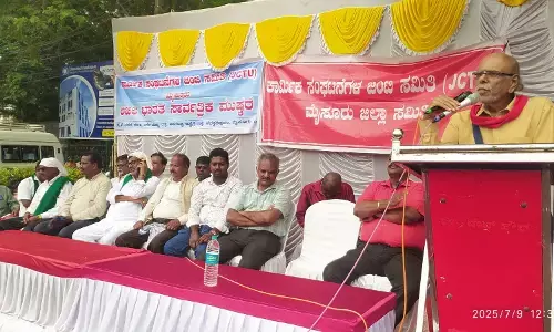 ಕೇಂದ್ರ ಸರ್ಕಾರದ ಕಾರ್ಮಿಕ,ರೈತ ವಿರೋಧಿ ನೀತಿ ಖಂಡಿಸಿ ಮೈಸೂರಿನಲ್ಲಿ ಕಾರ್ಮಿಕರ ಪ್ರತಿಭಟನೆ