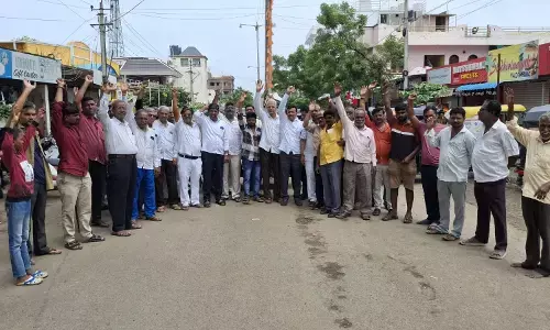 ಕಲಬುರಗಿ | ಎಂ.ಜಿ ರಸ್ತೆಯ ದುರಸ್ತಿಗೆ ಆಗ್ರಹಿಸಿ ಪ್ರತಿಭಟನೆ