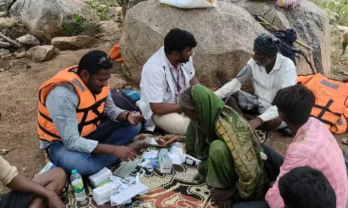 ಲಿಂಗಸುಗೂರು | ಪ್ರವಾಹ ಪೀಡಿತ ನಡುಗಡ್ಡೆಯ ಜನರಿಗೆ ತಾಲೂಕು ಆಡಳಿತದಿಂದ ಅಗತ್ಯ ವಸ್ತುಗಳು ಸರಬರಾಜು