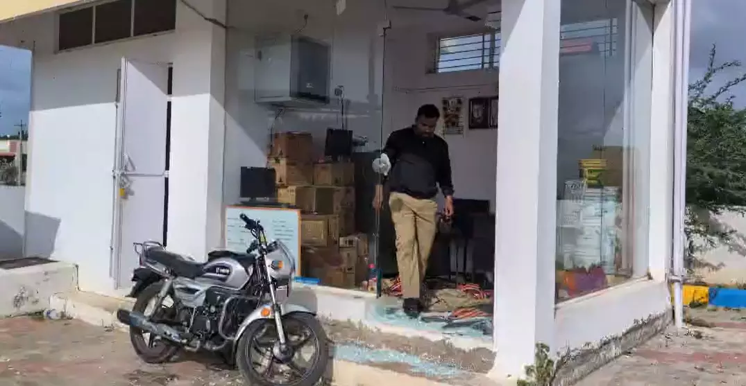 ಬೆಟಗೇರಿ | ಖಾರದ ಪುಡಿ ಎರಚಿ ಪೆಟ್ರೋಲ್ ಬಂಕ್ ದರೋಡೆ