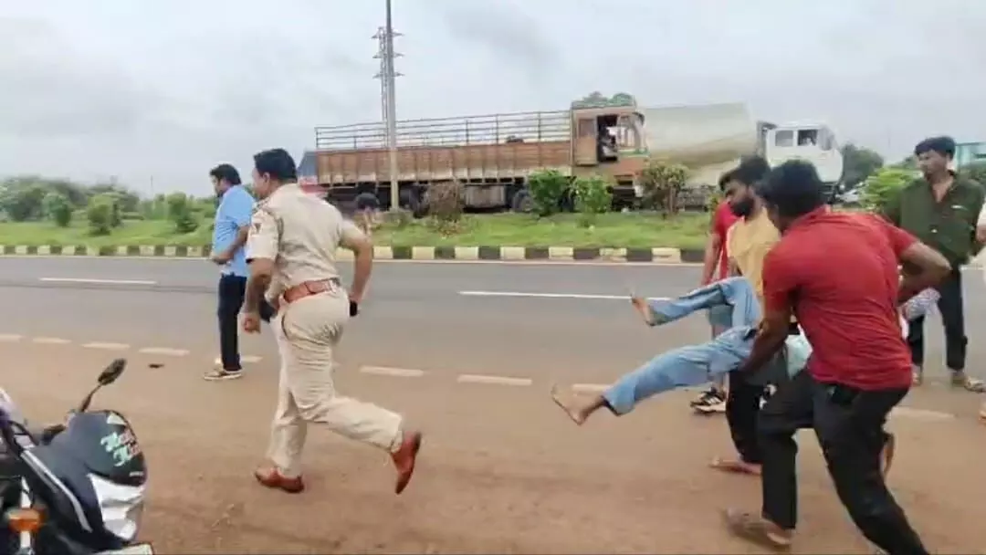 ಬೀದರ್ | ಲಾರಿ-ಬೈಕ್ ನಡುವೆ ಢಿಕ್ಕಿ : ಸವಾರ ಮೃತ್ಯು ಬೀದರ್ | ಲಾರಿ-ಬೈಕ್ ನಡುವೆ ಢಿಕ್ಕಿ : ಸವಾರ ಮೃತ್ಯು