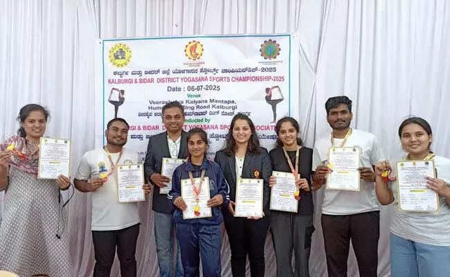 ಕಲಬುರಗಿ | ಯೋಗಾಸನ ಸ್ಪರ್ಧೆಯಲ್ಲಿ ಸಿಯುಕೆ ಸಿಬ್ಬಂದಿ, ವಿದ್ಯಾರ್ಥಿಗಳು ರಾಜ್ಯ ಮಟ್ಟಕ್ಕೆ ಆಯ್ಕೆ ಕಲಬುರಗಿ | ಯೋಗಾಸನ ಸ್ಪರ್ಧೆಯಲ್ಲಿ ಸಿಯುಕೆ ಸಿಬ್ಬಂದಿ, ವಿದ್ಯಾರ್ಥಿಗಳು ರಾಜ್ಯ ಮಟ್ಟಕ್ಕೆ ಆಯ್ಕೆ