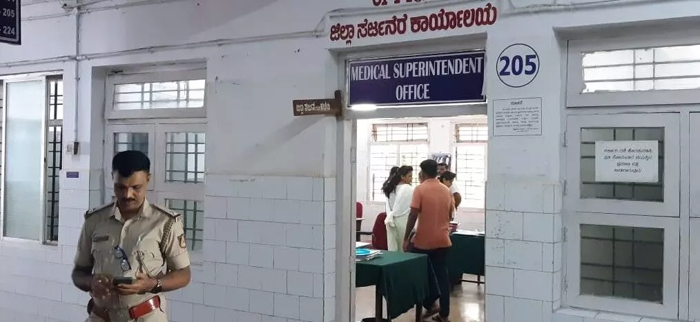 ಕಾರವಾರ| ಜಿಲ್ಲಾ ಸರ್ಜನ್ ಡಾ. ಶಿವಾನಂದ ಕುಡ್ತರಕರ ಲೋಕಾಯುಕ್ತ ಬಲೆಗೆ