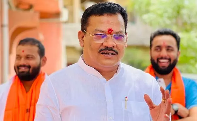 ಆಸ್ತಿಗಳಲ್ಲಿ ಏರಿಕೆ: ಮಹಾರಾಷ್ಟ್ರ ಸಚಿವ ಸಂಜಯ್ ಶಿರಸಾಟ್ ಗೆ ಐಟಿ ನೋಟಿಸ್ ಆಸ್ತಿಗಳಲ್ಲಿ ಏರಿಕೆ: ಮಹಾರಾಷ್ಟ್ರ ಸಚಿವ ಸಂಜಯ್ ಶಿರಸಾಟ್ ಗೆ ಐಟಿ ನೋಟಿಸ್