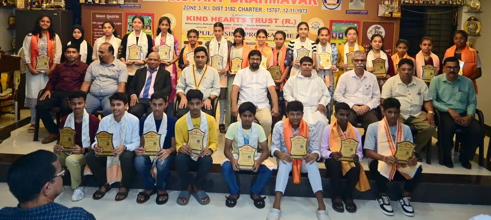 ಹಂಗಾರಕಟ್ಟೆ: ಬಾಳ್ಕುದ್ರು ಕೈಂಡ್ ಹಾರ್ಟ್ನಿಂದ ಪ್ರತಿಭಾ ಪುರಸ್ಕಾರ ಹಂಗಾರಕಟ್ಟೆ: ಬಾಳ್ಕುದ್ರು ಕೈಂಡ್ ಹಾರ್ಟ್ನಿಂದ ಪ್ರತಿಭಾ ಪುರಸ್ಕಾರ