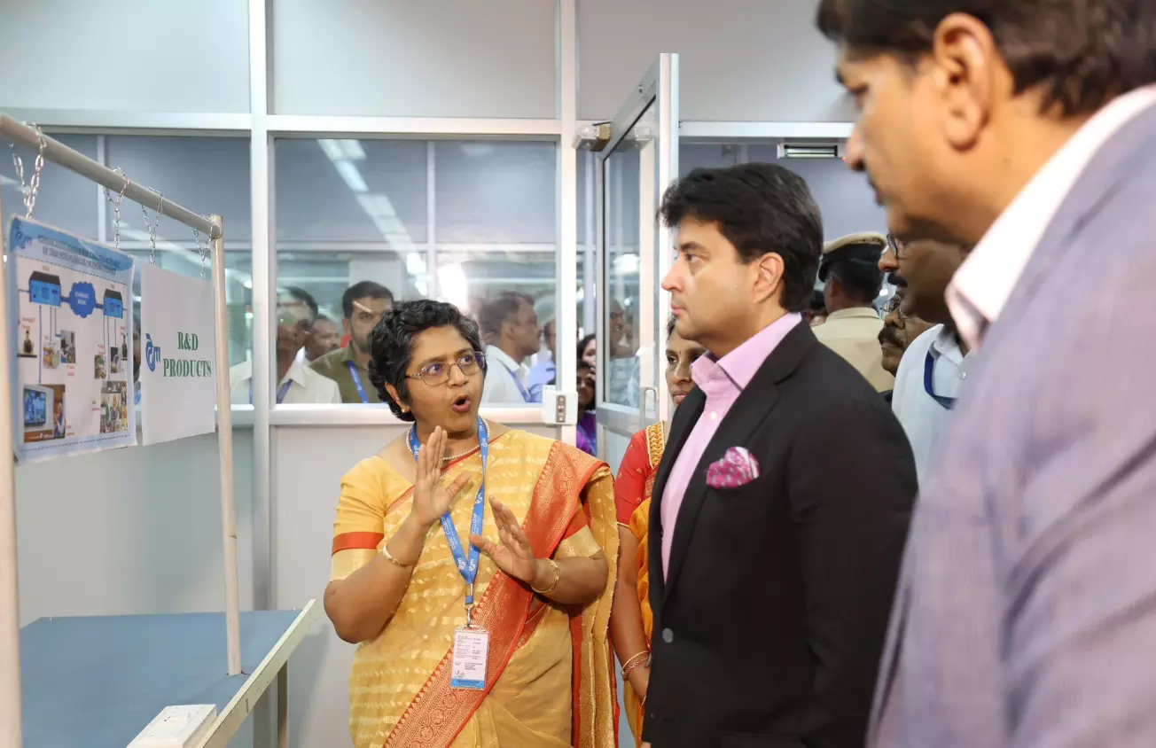 ಐಟಿಐ ಕಾರ್ಖಾನೆಗೆ ಕೇಂದ್ರ ಸಚಿವ ಜ್ಯೋತಿರಾಧಿತ್ಯ ಸಿಂಧ್ಯಾ ಭೇಟಿ ಐಟಿಐ ಕಾರ್ಖಾನೆಗೆ ಕೇಂದ್ರ ಸಚಿವ ಜ್ಯೋತಿರಾಧಿತ್ಯ ಸಿಂಧ್ಯಾ ಭೇಟಿ