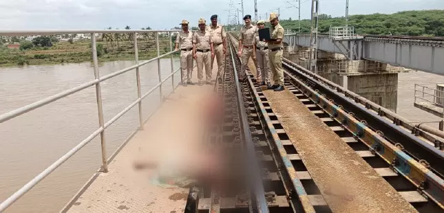 ದಾವಣಗೆರೆ | ರೈಲಿಗೆ ತಲೆಕೊಟ್ಟು ತಾಯಿ, ಮಗಳು ಆತ್ಮಹತ್ಯೆ ದಾವಣಗೆರೆ | ರೈಲಿಗೆ ತಲೆಕೊಟ್ಟು ತಾಯಿ, ಮಗಳು ಆತ್ಮಹತ್ಯೆ