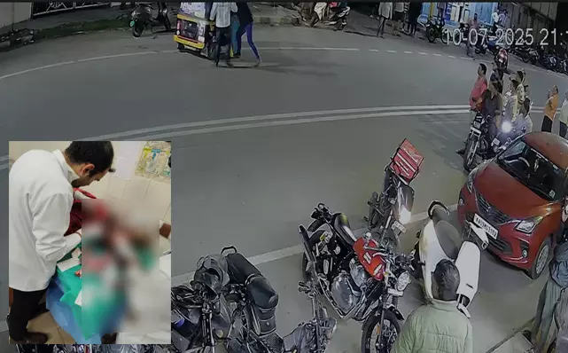 ಮೈಸೂರು | ಆಟೋದಲ್ಲಿ ಹೋಗುತ್ತಿದ್ದ ನಾಲ್ವರ ಮೇಲೆ ಮಾರಕಾಸ್ತ್ರಗಳಿಂದ ಹಲ್ಲೆ; ದೃಶ್ಯ ಸಿಸಿಟಿವಿಯಲ್ಲಿ ಸೆರೆ