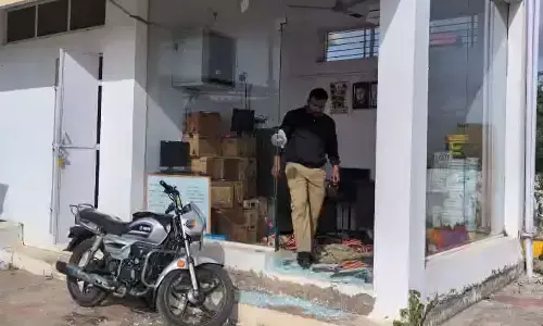 ಬೆಟಗೇರಿ | ಖಾರದ ಪುಡಿ ಎರಚಿ ಪೆಟ್ರೋಲ್ ಬಂಕ್ ದರೋಡೆ