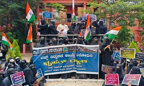 ವಕ್ಫ್ ತಿದ್ದುಪಡಿ ಕಾಯ್ದೆ ವಿರೋಧಿಸಿ ಸಿಂಧನೂರಿನಲ್ಲಿ ಮಹಿಳೆಯರಿಂದ ಪ್ರತಿಭಟನೆ