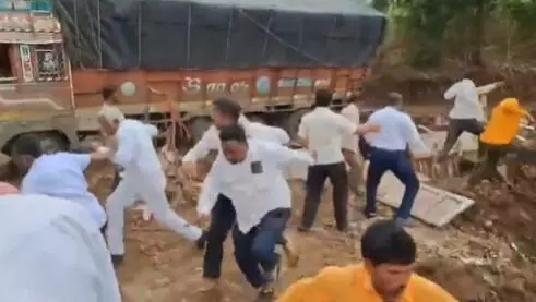 ಮಹಾರಾಷ್ಟ್ರ| ರಸ್ತೆ ಪರಿಶೀಲನೆ‌ ವೇಳೆ ಟ್ರಕ್‌ ಪಲ್ಟಿ: ಕೂದಲೆಳೆ ಅಂತರದಲ್ಲಿ ಪಾರಾದ ಗುಂಪು