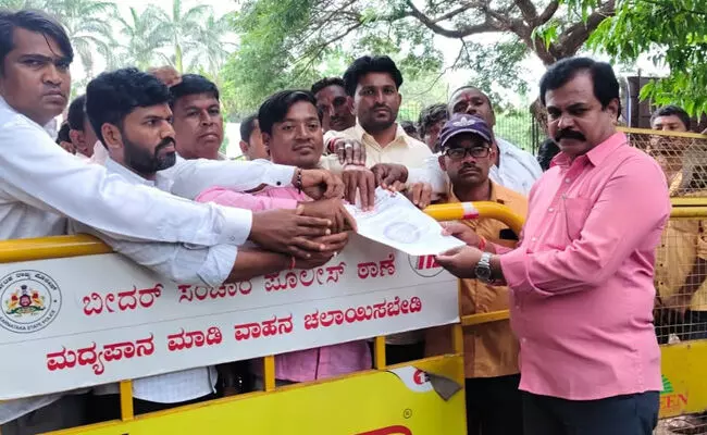 ಬೀದರ್ | ಪಲ್ಲವಿ ಜಿ. ಅವರ ಮೇಲಿನ ಹಲ್ಲೆ ಖಂಡಿಸಿ ಅಖಿಲ ಕರ್ನಾಟಕ ಕುಳುವ ಮಹಾಸಂಘದಿಂದ ಮನವಿ ಬೀದರ್ | ಪಲ್ಲವಿ ಜಿ. ಅವರ ಮೇಲಿನ ಹಲ್ಲೆ ಖಂಡಿಸಿ ಅಖಿಲ ಕರ್ನಾಟಕ ಕುಳುವ ಮಹಾಸಂಘದಿಂದ ಮನವಿ