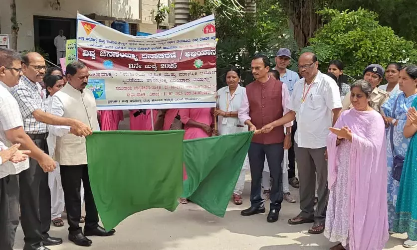 ರಾಯಚೂರು | ವಿಶ್ವ ಜನಸಂಖ್ಯಾ ದಿನಾಚರಣೆ: ಜನಜಾಗೃತಿ ಜಾಥಾಕ್ಕೆ ಡಿಎಚ್‌ಓ ಡಾ.ಸುರೇಂದ್ರ ಬಾಬು ಚಾಲನೆ