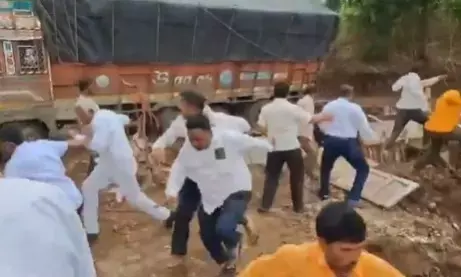 ಮಹಾರಾಷ್ಟ್ರ| ರಸ್ತೆ ಪರಿಶೀಲನೆ‌ ವೇಳೆ ಟ್ರಕ್‌ ಪಲ್ಟಿ: ಕೂದಲೆಳೆ ಅಂತರದಲ್ಲಿ ಪಾರಾದ ಗುಂಪು