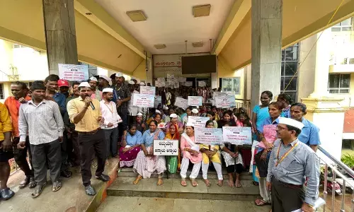 ಮಂಗಳೂರು ಮನಪಾ ನೌಕರರ ಮುಂದುವರಿದ ಧರಣಿ: ಪಾಲಿಕೆ ಸೇವೆಯಲ್ಲಿ ವ್ಯತ್ಯಯ- ಸಾರ್ವಜನಿಕರ ಪರದಾಟ