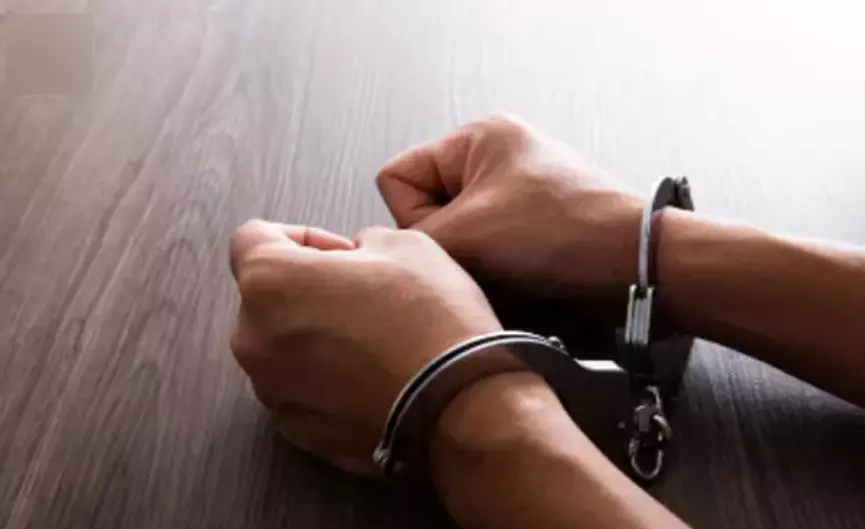 ಬೆಂಗಳೂರು | ವಂಚನೆ ಪ್ರಕರಣದ ಆರೋಪಿ ಪರ ವಕೀಲನೆಂದು ಬಂದು ಪೊಲೀಸರ ಕರ್ತವ್ಯಕ್ಕೆ ಅಡ್ಡಿ: ಪ್ರೊಫೆಸರ್ ಬಂಧನ ಬೆಂಗಳೂರು | ವಂಚನೆ ಪ್ರಕರಣದ ಆರೋಪಿ ಪರ ವಕೀಲನೆಂದು ಬಂದು ಪೊಲೀಸರ ಕರ್ತವ್ಯಕ್ಕೆ ಅಡ್ಡಿ: ಪ್ರೊಫೆಸರ್ ಬಂಧನ