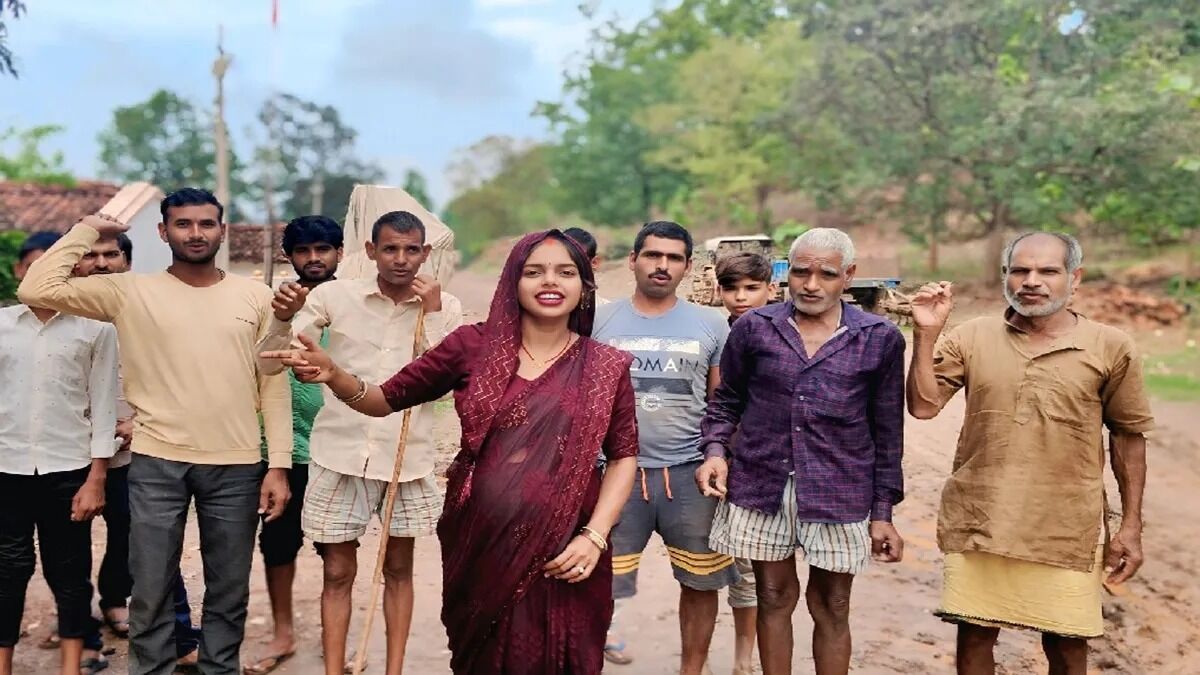 ಮಧ್ಯಪ್ರದೇಶ | ರಸ್ತೆ ನಿರ್ಮಿಸುವಂತೆ ಆಗ್ರಹಿಸಿದ ಗರ್ಭಿಣಿ : ಹೆರಿಗೆ ದಿನಾಂಕ ಕೇಳಿದ ಬಿಜೆಪಿ ಸಂಸದ ರಾಜೇಶ್ ಮಿಶ್ರಾ!