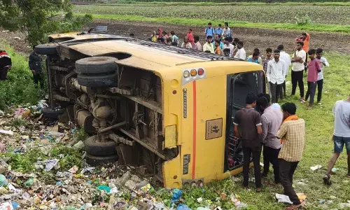 ಕಲಬುರಗಿ | ಶಾಲಾ ವಾಹನ ಪಲ್ಟಿ: ವಿದ್ಯಾರ್ಥಿಗಳು ಅಪಾಯದಿಂದ ಪಾರು