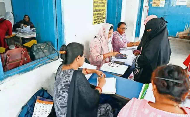 ಮತದಾರರ ಪಟ್ಟಿಗಳ ತೀವ್ರ ಪರಿಷ್ಕರಣೆಗೆ ಸಿದ್ಧತೆ ಆರಂಭಿಸಲು ಎಲ್ಲಾ ರಾಜ್ಯಗಳಿಗೆ ಚುನಾವಣಾ ಆಯೋಗದ ಸೂಚನೆ: ವರದಿ ಮತದಾರರ ಪಟ್ಟಿಗಳ ತೀವ್ರ ಪರಿಷ್ಕರಣೆಗೆ ಸಿದ್ಧತೆ ಆರಂಭಿಸಲು ಎಲ್ಲಾ ರಾಜ್ಯಗಳಿಗೆ ಚುನಾವಣಾ ಆಯೋಗದ ಸೂಚನೆ: ವರದಿ