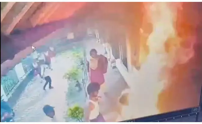 ಒಡಿಶಾ | ಕಾಲೇಜು ವಿದ್ಯಾರ್ಥಿನಿ ಬೆಂಕಿ ಹಚ್ಚಿಕೊಂಡು ಆತ್ಮಹತ್ಯೆಗೆ ಯತ್ನ ಪ್ರಕರಣ : ಲೈಂಗಿಕ ಕಿರುಕುಳ ಆರೋಪದಲ್ಲಿ ಪ್ರಾಧ್ಯಾಪಕನ ಬಂಧನ