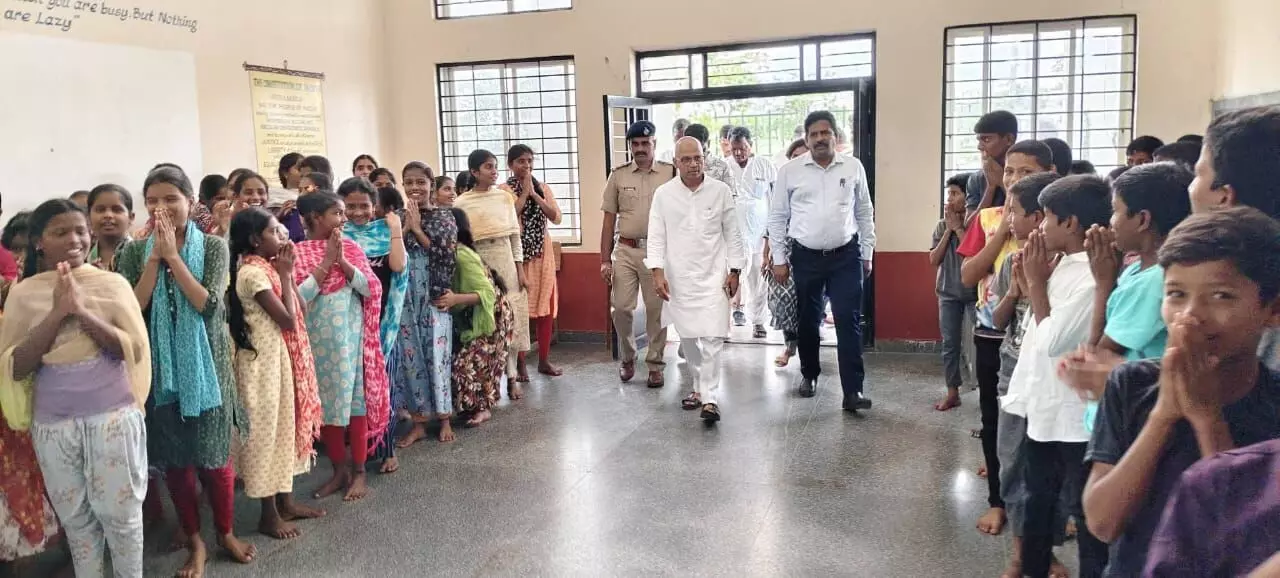 ಕಲಬುರಗಿ | ಮುಧೋಳ ವಸತಿ ಶಾಲೆಗೆ ಸಚಿವ ಡಾ.ಶರಣಪ್ರಕಾಶ್ ಪಾಟೀಲ್ ಭೇಟಿ ಕಲಬುರಗಿ | ಮುಧೋಳ ವಸತಿ ಶಾಲೆಗೆ ಸಚಿವ ಡಾ.ಶರಣಪ್ರಕಾಶ್ ಪಾಟೀಲ್ ಭೇಟಿ