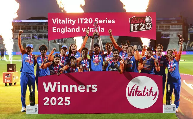 ಇಂಗ್ಲೆಂಡ್ ವಿರುದ್ಧ ಚೊಚ್ಚಲ ಟಿ20 ಸರಣಿ ಗೆದ್ದು ಇತಿಹಾಸ ಬರೆದ ಭಾರತದ ಮಹಿಳಾ ಕ್ರಿಕೆಟ್ ತಂಡ