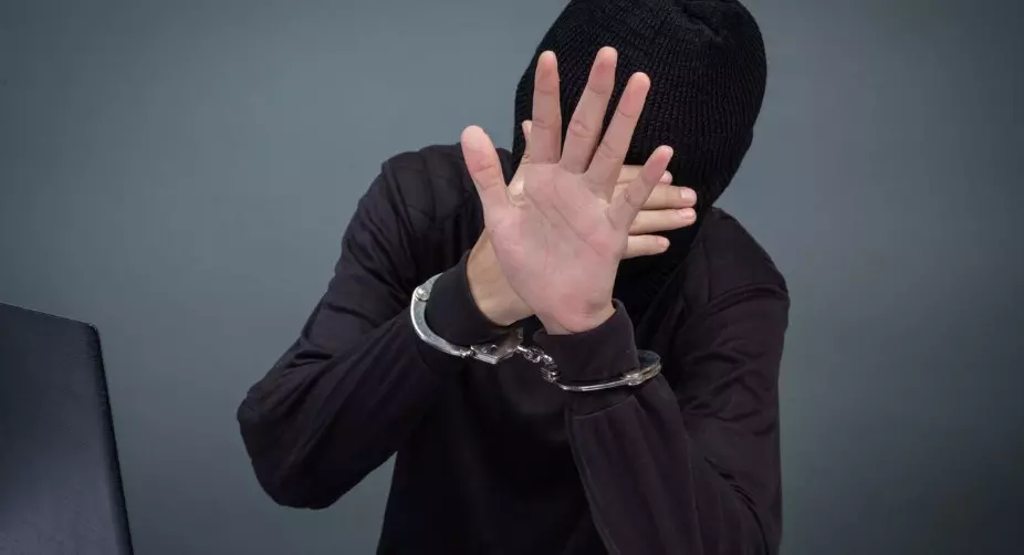 ಬೆಂಗಳೂರು | 2 ಪಬ್ಗಳ ಮೇಲೆ ಸಿಸಿಬಿ ದಾಳಿ: ಇಬ್ಬರು ವಿದೇಶಿ ಡ್ರಗ್ ಪೆಡ್ಲರ್ಗಳ ಬಂಧನ ಬೆಂಗಳೂರು | 2 ಪಬ್ಗಳ ಮೇಲೆ ಸಿಸಿಬಿ ದಾಳಿ: ಇಬ್ಬರು ವಿದೇಶಿ ಡ್ರಗ್ ಪೆಡ್ಲರ್ಗಳ ಬಂಧನ