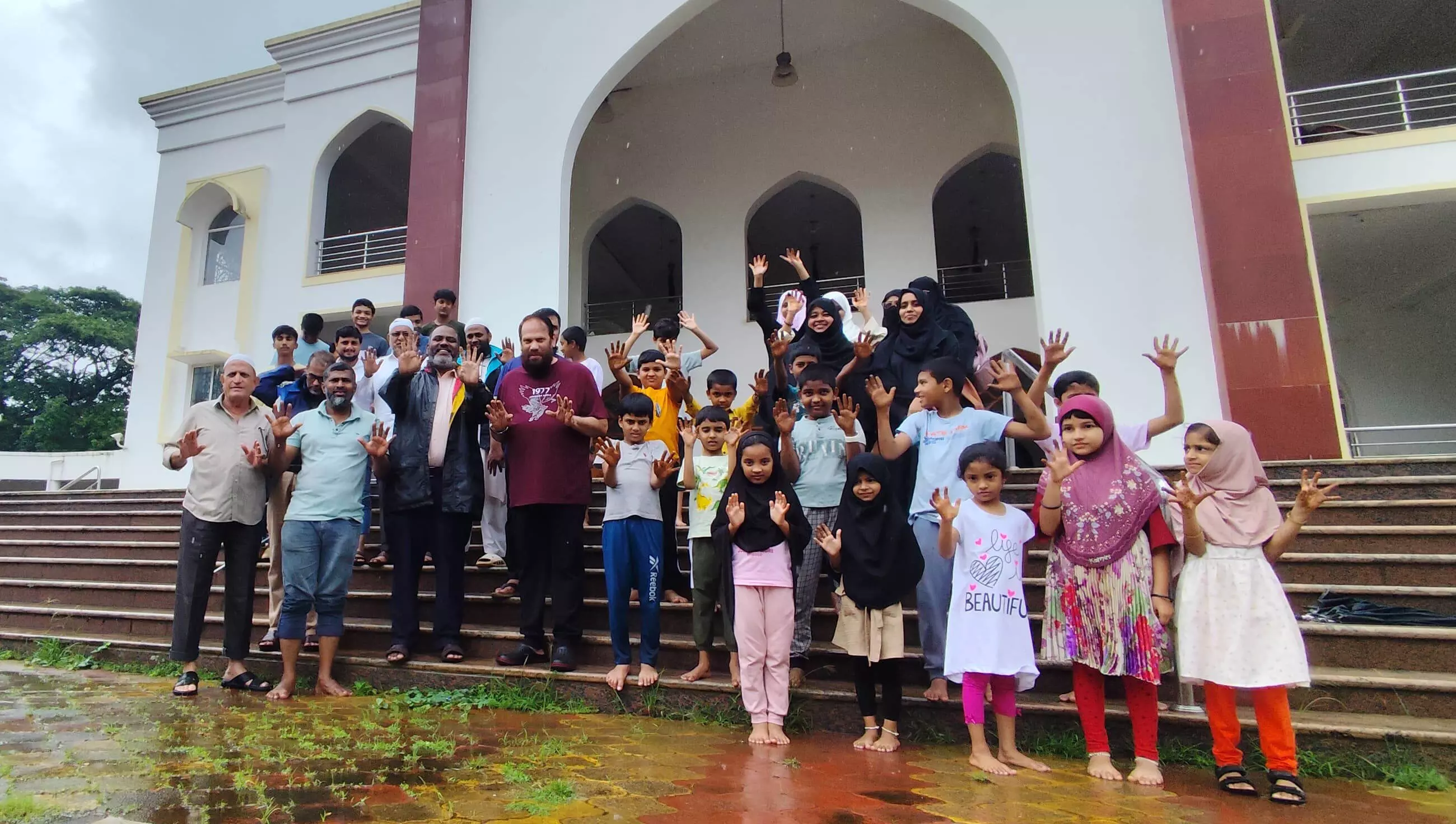 ಕೈಯಲ್ಲಿ ಮಣ್ಣು, ಹೃದಯದಲ್ಲಿ ಭಾರತ ಅಭಿಯಾನ: ಗಿಡ ನೆಟ್ಟು ಸಂಭ್ರಮಿಸಿದ ಚಿಣ್ಣರು ಕೈಯಲ್ಲಿ ಮಣ್ಣು, ಹೃದಯದಲ್ಲಿ ಭಾರತ ಅಭಿಯಾನ: ಗಿಡ ನೆಟ್ಟು ಸಂಭ್ರಮಿಸಿದ ಚಿಣ್ಣರು