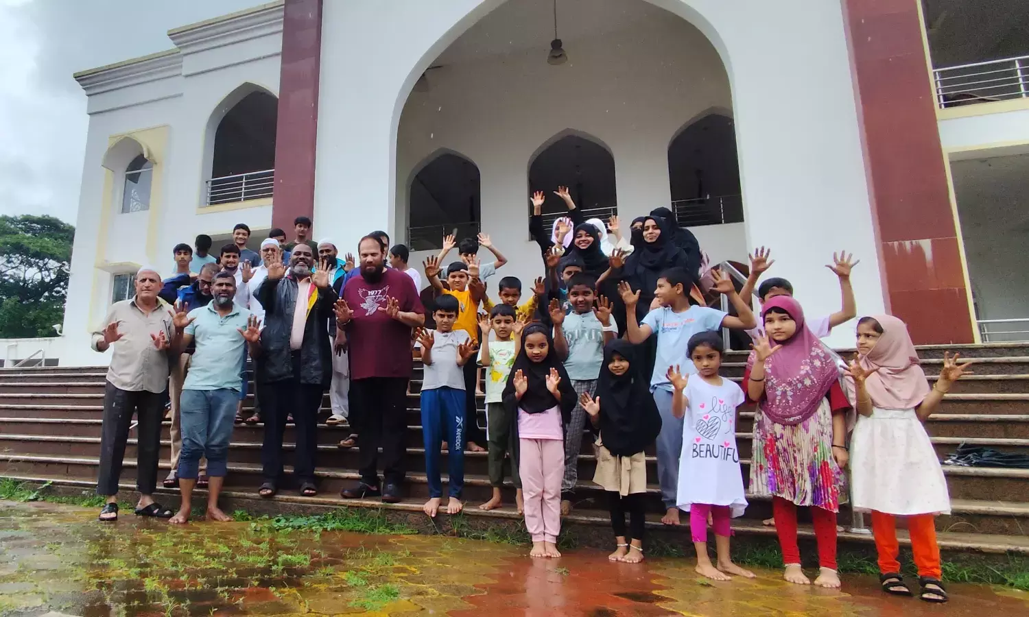 ಕೈಯಲ್ಲಿ ಮಣ್ಣು, ಹೃದಯದಲ್ಲಿ ಭಾರತ ಅಭಿಯಾನ: ಗಿಡ ನೆಟ್ಟು ಸಂಭ್ರಮಿಸಿದ ಚಿಣ್ಣರು