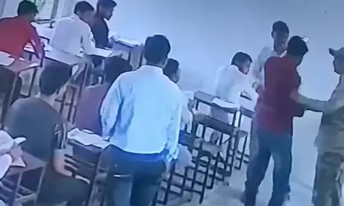 ಮಧ್ಯಪ್ರದೇಶ | ಪರೀಕ್ಷಾ ಕೊಠಡಿಯಲ್ಲಿ ವಿದ್ಯಾರ್ಥಿಗೆ ಕಪಾಳಮೋಕ್ಷ ಮಾಡಿದ ಐಎಎಸ್ ಅಧಿಕಾರಿ : ವೀಡಿಯೊ ವೈರಲ್