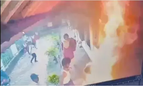 ಒಡಿಶಾ | ಕಾಲೇಜು ವಿದ್ಯಾರ್ಥಿನಿ ಬೆಂಕಿ ಹಚ್ಚಿಕೊಂಡು ಆತ್ಮಹತ್ಯೆಗೆ ಯತ್ನ ಪ್ರಕರಣ : ಲೈಂಗಿಕ ಕಿರುಕುಳ ಆರೋಪದಲ್ಲಿ ಪ್ರಾಧ್ಯಾಪಕನ ಬಂಧನ