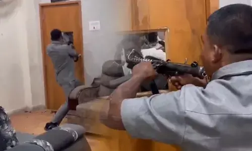 ಹೈದರಾಬಾದ್: ಕೆ.ಕವಿತಾ ಕುರಿತು ಹೇಳಿಕೆಗಾಗಿ ಶಾಸಕನ ಕಚೇರಿಗೆ ದಾಳಿ,ಗುಂಡೇಟಿನಿಂದ ಓರ್ವನಿಗೆ ಗಾಯ