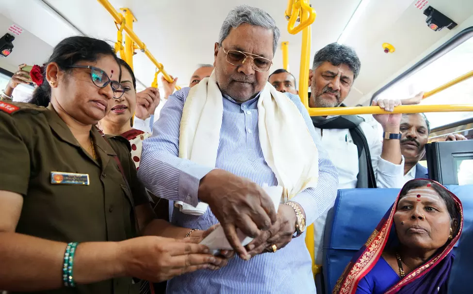 ʼಶಕ್ತಿ ಯೋಜನೆʼಯಡಿ 500 ಕೋಟಿ ಮಹಿಳೆಯರ ಪ್ರಯಾಣ: ಟಿಕೆಟ್ ವಿತರಿಸಿದ ಸಿಎಂ ಸಿದ್ದರಾಮಯ್ಯ ʼಶಕ್ತಿ ಯೋಜನೆʼಯಡಿ 500 ಕೋಟಿ ಮಹಿಳೆಯರ ಪ್ರಯಾಣ: ಟಿಕೆಟ್ ವಿತರಿಸಿದ ಸಿಎಂ ಸಿದ್ದರಾಮಯ್ಯ