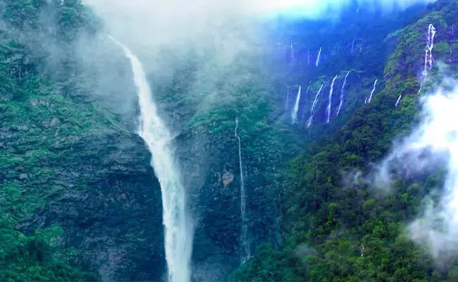 ಪ್ರವಾಸಿಗರನ್ನು ಆಕರ್ಷಿಸುತ್ತಿದೆ ‘ಬೆಳ್ಕಲ್ ತೀರ್ಥ’ ಜಲಧಾರೆಯ ಸೊಬಗು