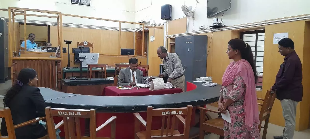 ಕಲಬುರಗಿ | ರಾಷ್ಟ್ರೀಯ ಲೋಕ್ ಅದಾಲತ್ನಲ್ಲಿ 1,76,324 ಪ್ರಕರಣಗಳು ಇತ್ಯರ್ಥ : ನ್ಯಾ.ಶ್ರೀನಿವಾಸ್ ನವಲೆ ಕಲಬುರಗಿ | ರಾಷ್ಟ್ರೀಯ ಲೋಕ್ ಅದಾಲತ್ನಲ್ಲಿ 1,76,324 ಪ್ರಕರಣಗಳು ಇತ್ಯರ್ಥ : ನ್ಯಾ.ಶ್ರೀನಿವಾಸ್ ನವಲೆ