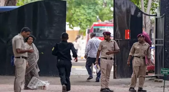 ದಿಲ್ಲಿ: 3 ಶಾಲೆಗಳಿಗೆ ಹುಸಿ ಬಾಂಬ್ ಬೆದರಿಕೆ ದಿಲ್ಲಿ: 3 ಶಾಲೆಗಳಿಗೆ ಹುಸಿ ಬಾಂಬ್ ಬೆದರಿಕೆ