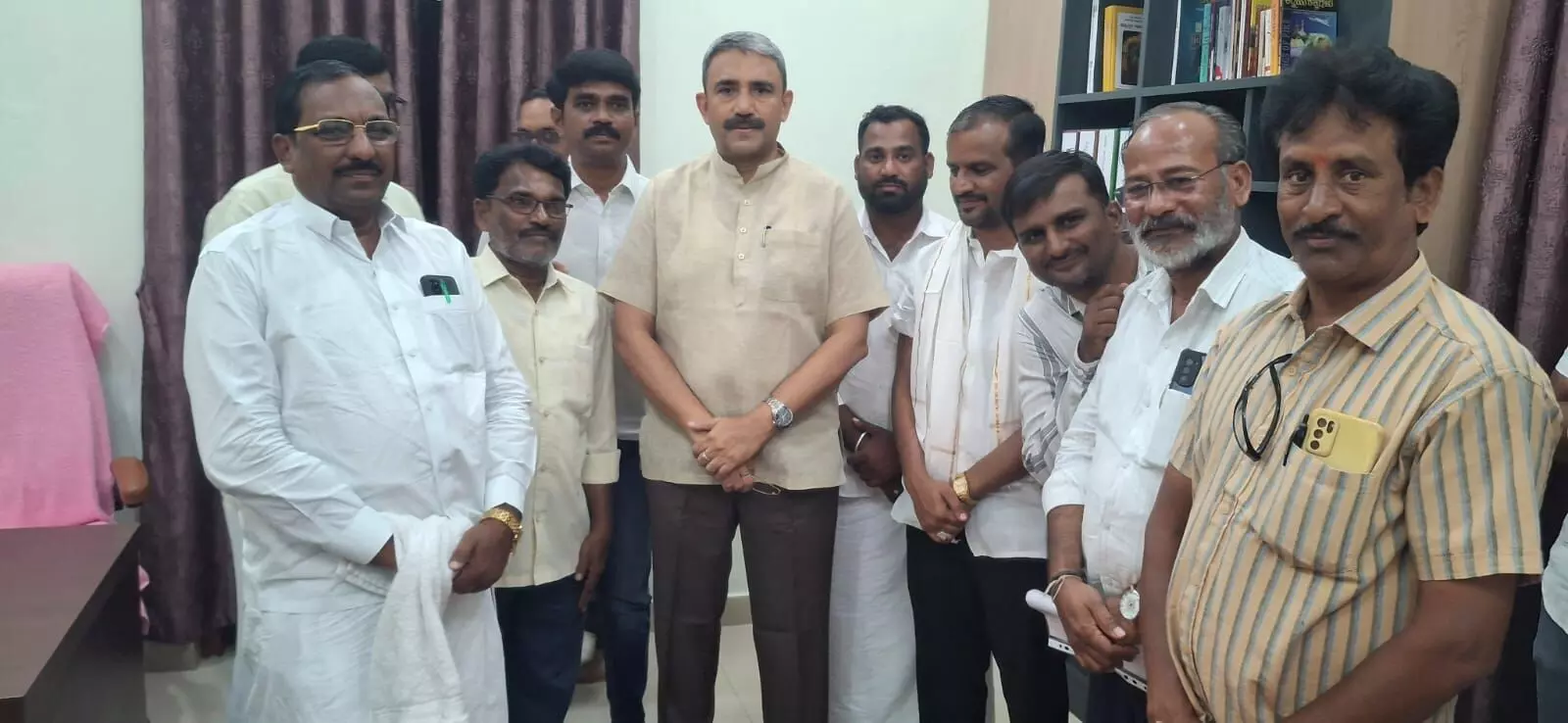 ಯರಗೇರಾ ತಾಲ್ಲೂಕು ರಚನೆಗೆ ಒತ್ತಾಯಿಸಿ ಸಂಸದರಿಗೆ ಮನವಿ ಯರಗೇರಾ ತಾಲ್ಲೂಕು ರಚನೆಗೆ ಒತ್ತಾಯಿಸಿ ಸಂಸದರಿಗೆ ಮನವಿ