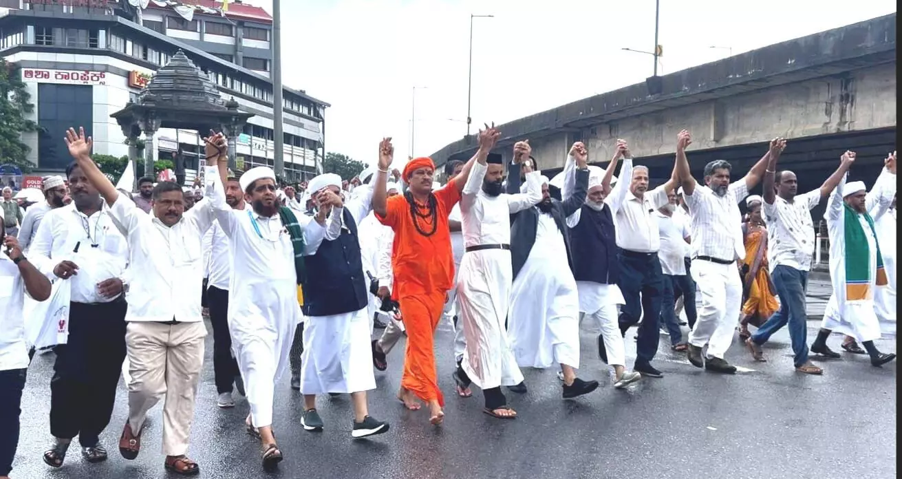 ಧರ್ಮಗಳ ಅಂತರ ತೊರೆದು ಸೌಹಾರ್ದತೆ ಸ್ಥಾಪಿಸುವುದು ಅಗತ್ಯ: ಶ್ರೀ ವಸಂತನಾಥ ಗುರೂಜಿ ಧರ್ಮಗಳ ಅಂತರ ತೊರೆದು ಸೌಹಾರ್ದತೆ ಸ್ಥಾಪಿಸುವುದು ಅಗತ್ಯ: ಶ್ರೀ ವಸಂತನಾಥ ಗುರೂಜಿ