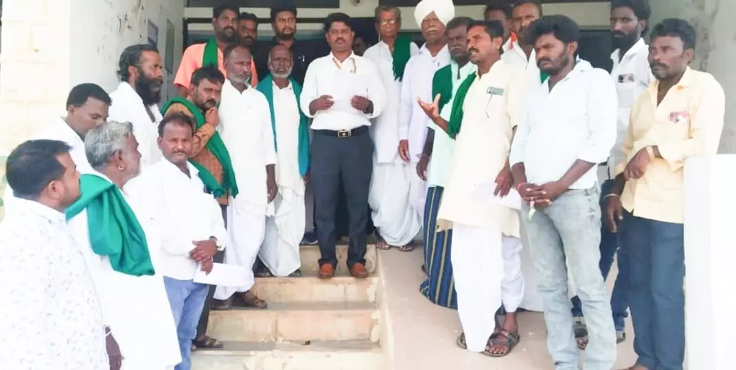 ಯಾದಗಿರಿ | ರಸಗೊಬ್ಬರ ನೀಡಲು ಆಗ್ರಹಿಸಿ ಕೃಷಿ ಕಚೇರಿ ಮುಂದೆ ರೈತ ಸಂಘದಿಂದ ಪ್ರತಿಭಟನೆ