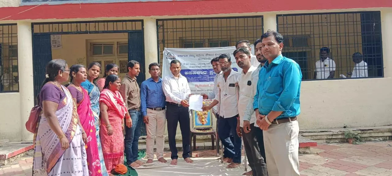 ಚಿತ್ತಾಪುರ | ವಿವಿಧ ಬೇಡಿಕೆ ಈಡೇರಿಸುವಂತೆ ಆಗ್ರಹಿಸಿ ಮನರೇಗಾ ನೌಕರರಿಂದ ಪ್ರತಿಭಟನೆ