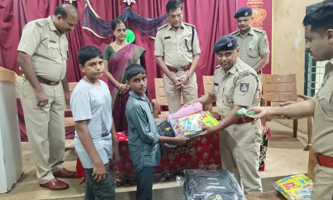 ಉಡುಪಿ ಪೊಲೀಸರಿಂದ ವಿದ್ಯಾರ್ಥಿಗಳಿಗೆ ಬ್ಯಾಗ್, ಡ್ರಾಯಿಂಗ್ ಕಿಟ್ ವಿತರಣೆ
