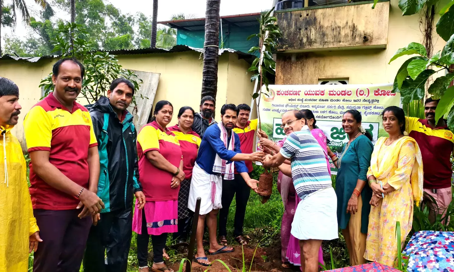 ಆಕ್ಸಿಜನ್ ಪ್ರಮಾಣ ಹೆಚ್ಚಿಸಲು ಹಸಿರು ಜೀವ ಅತಿ ಅವಶ್ಯಕ: ಡಾ.ವಿಜಯ ಮಂಜರ್